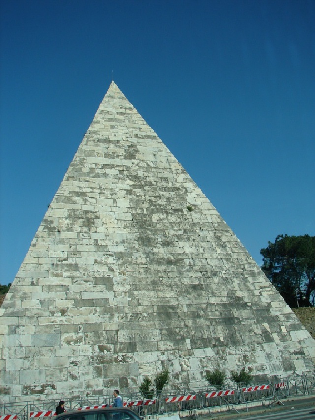 2008/03(March)/AroundTheWorld/Rome/640x480_Pyramid 3rd century before Christ  May be  Cleopatras influence.jpg